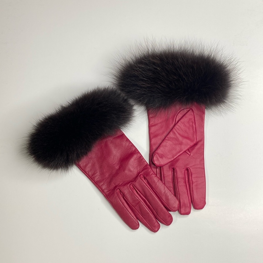 VINTAGE LEATHER GLOVES IN A BERRY COLOUR WITH BROWN FUR TRIM ON GLOVE HEM